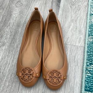 Black and Tan Tory Burch leather flats. Size 8.5. Lightly worn.